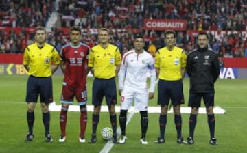 El árbitro Clos Gómez acompañado por sus asistentes Aguilar Rodríguez y Marco Martínez, el cuarto árbitro Gil Coscollá y los capitanes Xabi Prieto y Reyes.