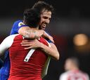 El amistoso abrazo de Alexis y Cesc durante el primer tiempo