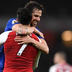 El amistoso abrazo de Alexis y Cesc durante el primer tiempo