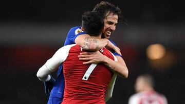 El amistoso abrazo de Alexis y Cesc durante el primer tiempo