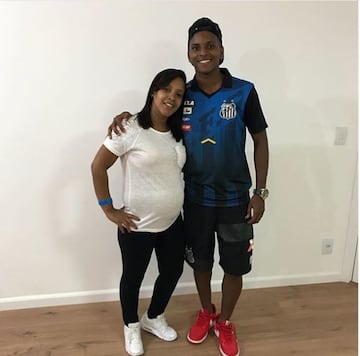 Rodrygo es padre de una niña, Ana Julya, nacida en 2018. En la imagen se ve a Rodrygo junto a su pareja, Denyse, estando embarazada