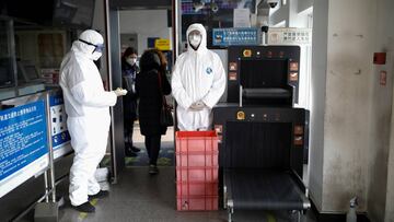 Cient&iacute;ficos analizan las posibilidades de encontrar coronavirus entre los usuarios del metro de Pek&iacute;n. 