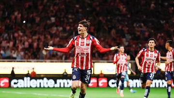 AME9393. GUADALAJARA (MÉXICO), 18/10/2025.- Armando González de Guadalajara celebra un gol este sábado, durante un partido de la jornada 13 de la Liga MX entre Guadalajara y Mazatlán en el Estadio Akron, en Guadalajara (México). EFE/ Francisco Guasco