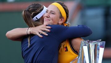 Paula Badosa y Victoria Azarenka se abrazan durante la entrega de trofeos del BNP Paribas Open, el WTA 1.000 de Indian Wells en el Indian Wells Tennis Garden de Indian Wells, California.