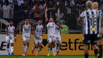 AME2168. BELO HORIZONTE (BRASIL), 26/09/2019.- El jugador del Club Atl&eacute;tico Col&oacute;n Luis Rodr&iacute;guez celebra su anotaci&oacute;n ante Atl&eacute;tico Mineiro, este jueves en un partido de las semifinales de la Copa Sudamericana ente Atl&e