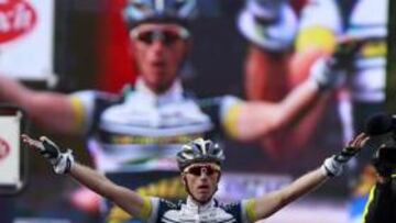 <b>TRIUNFADOR. </b>Lieuwe Westra, al cruzar la línea de meta de Mende.