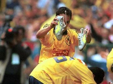 En un Clásico frente a Chivas a finales de los 90's, Cuauhtémoc prometió un gol contra Oswaldo Sánchez y celebró al estilo torero en el Azteca