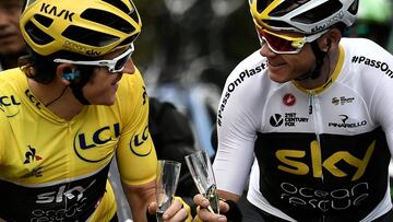 FILE PHOTO: Cycling - Tour de France - The 116-km Stage 21 from Houilles to Paris Champs-Elysees - July 29, 2018 - Great Britain&#039;s Geraint Thomas wearing the overall leader&#039;s yellow jersey and Great Britain&#039;s Christopher Froome drink champagne. Marco Bertorello/Pool via REUTERS/File Photo