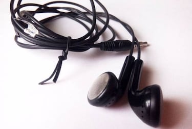 Cómo enrollar los auriculares del móvil para que no se nos rompan