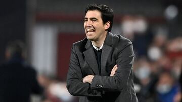 Iraola, dando instrucciones a sus jugadores.