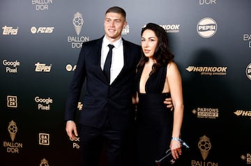 Artem Dovbyk con su esposa Yuliia, posan a su llegada a la ceremonia de entrega del Balón de Oro 2024 de France Football.