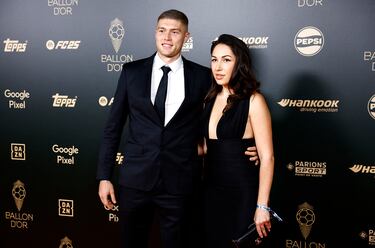 Artem Dovbyk con su esposa Yuliia, posan a su llegada a la ceremonia de entrega del Balón de Oro 2024 de France Football.