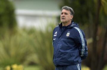 Dirigió al Barcelona en la temporada 2013-14, además de la selección de Paraguay en el mundial de 2010.