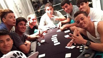 Neymar se relaja con una partida de poker con los 'Toiss'