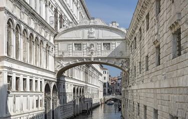 Puentes de nombre engañoso, la calle más estrecha del mundo y multas por bañarse en sus canales: el lado oculto de Venecia