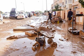 Un carro de bebé en una de las calles de Valencia tras las inundaciones mortales.