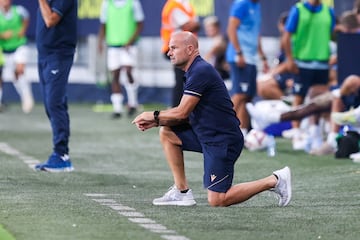 Paco López, rodilla en tierra durante un partido.