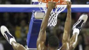 <b>SUPERMAN.</b> Dwight Howard, también conocido como superman, machaca sin piedad el aro rival en la victoria del EEUU frente a Lituania por 120-84.