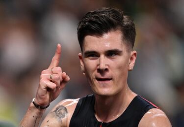 La ciudad disfrazada de ser humano y cepilla otra historia: