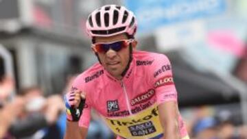 Alberto Contador celebra en la meta su victoria en el Giro.