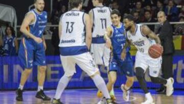 Taquan Dean trata de marcharse de David Navarro.