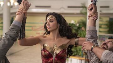 Esta imagen publicada por Warner Bros. Entertainment muestra a Gal Gadot en una escena de "Wonder Woman 1984".