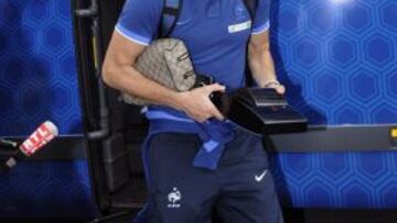 El delantero francés Karim Benzema antes de salir en avión camino de la concentración en Donetsk.