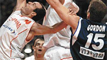 <B>MÁS ARRIBA.</B> Gasol y Jiménez jugaron por encima de la canasta, donde no podían llegar los israelíes.