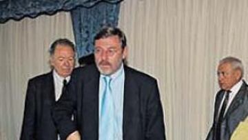 <b>FOTO INTERNACIONAL. </b>Lissavetzky (centro), junto a directivos del Club Internacional de Prensa.