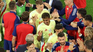 La expedición de España tras ganar a Albania.