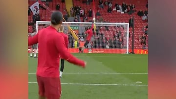 Dicen que es el mejor portero de la Premier: Alisson de espaldas... Van Dijk no se lo creía