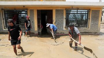 FILE PHOTO: People shovel mud in the aftermath of a landslide triggered by Cyclone Yaku in Pachacamac, Peru March 16, 2023. REUTERS/Sebastian Castaneda/File Photo