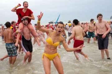 La ex yudoca belga Gella Vandecaveye durante el tradicional baño de Año Nuevo en el Mar del Norte en Oostende, Bélgica.