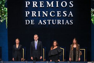 El rey Felipe VI preside junto a la reina Letizia, la princesa Leonor y la infanta Sofía, la 44º edición de los Premios Princesa de Asturias en el teatro Campoamor de Oviedo.