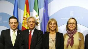 <b>TRASPASO. </b>La alcaldesa y miembros de la Fundación en el acto.