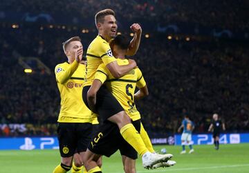 Los jugadores del Borussia de Dortmund celebran el gol de Raphael Guerreiro 