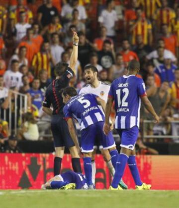 El árbitro González González expulso a Barragán.