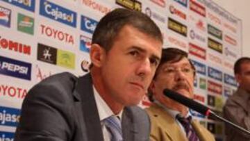 <b>VUELVE A CASA.</b> Lucas Alcaraz regresa al Recreativo de Huelva, equipo al que ya dirigió y ascendió a Primera División, tras la destitución de Zambrano.