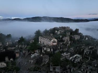 Tras el fin de la guerra greco-turca los habitantes griegos ortodoxos se vieron obligados a irse de la aldea de Kayaköy y fueron intercambiados por los turcos que vivían en Kavala, pero estos no encontraron razones para quedarse en una tierra que no era la suya y poco a poco fueron abandonando la población. Catástrofes naturales como tormentas y terremotos han contribuido al desgaste de la población.