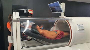 Un jugador, en la cámara hiperbárica.