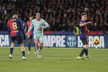 1-1. Falla Marc Casadó en el despeje y deja  el balón muerto en el balcón del área para que Rodrigo de Paul coloque el esférico al palo izquierdo de Iñaki Peña y anotar.