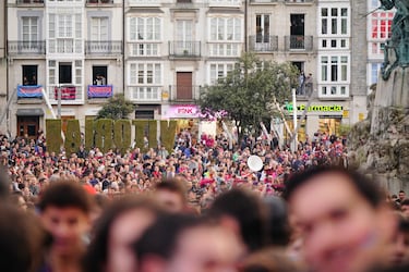 Aficionados y jugadores del Baskonia celebran en las calles de Vitoria la conquista de su histórica séptima Copa del Rey, en una jornada teñida de azulgrana.