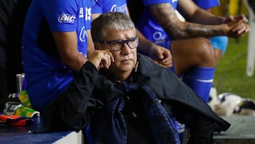 AMDEP6550. SAN SALVADOR (EL SALVADOR), 14/10/2025.- El entrenador de El Salvador Hernán Darío Gómez reacciona este martes, durante un partido por las eliminatorias de Concacaf al Mundial de 2026 entre El Salvador y Guatemala en el estadio Cuscatlán en San Salvador (El Salvador). EFE/ Rodrigo Sura