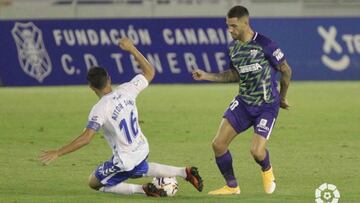 Tete Morente trata de regatear a Aitor Sanz durante el partido.