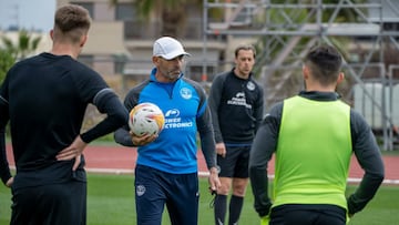Paco Jémez, entrenador de la UD Ibiza, dirige una sesión de entrenamiento.