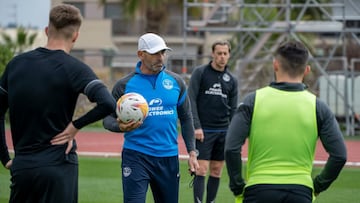 Paco J&eacute;mez, entrenador de la UD Ibiza, dirige una sesi&oacute;n de entrenamiento.