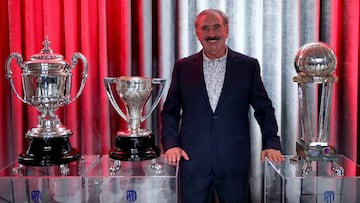 Rat&oacute;n Ayala, junto a los trofeos que conquist&oacute; como futbolista del Atl&eacute;tico.