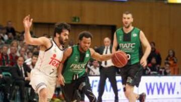 Clevin Hannah bota ante la defensa de Campazzo.