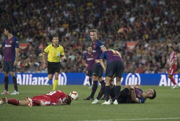 Pere Pons y Lenglet en el césped.El árbitro Gil Manzano, tras consultar el VAR, expulsó al jugador francés del Barcelona.