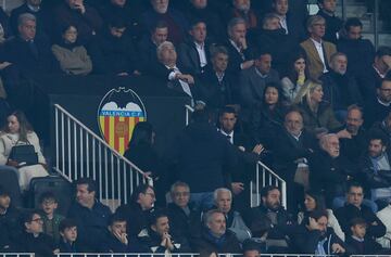 Aficionados del Valencia que se desplazaron a Mestalla abandonan el estadio en el minuto 30 de partido despus de ver cmo el Barcelona le haca cuatro goles.